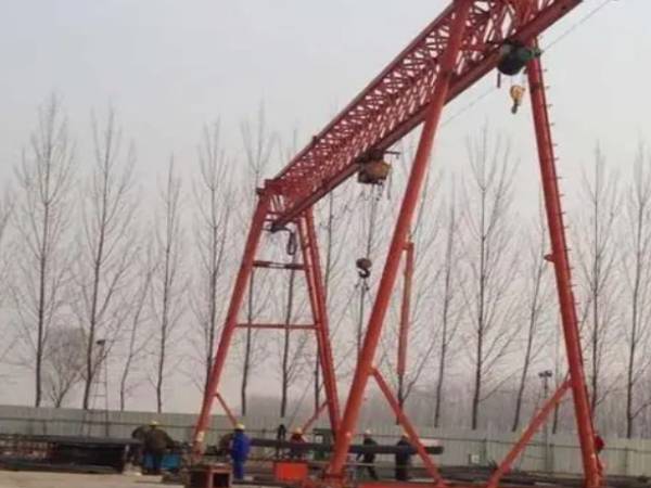 龍門吊門式起重機作業時如何確保下方人員的安全？