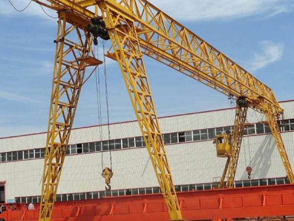 龍門(mén)吊作業(yè)中如何保證軌道的清潔和平整？